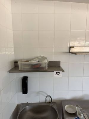 un évier dans un coin d'une petite cuisine