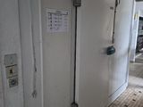 une porte donnant sur une salle de bains sur laquelle est accrochée une pancarte