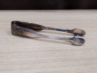 deux cuillères et une cuillère reposent sur une table