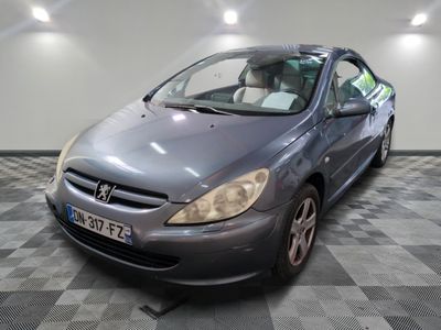 une voiture argentée garée dans un garage