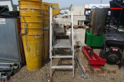 une échelle posée à côté d'un seau jaune