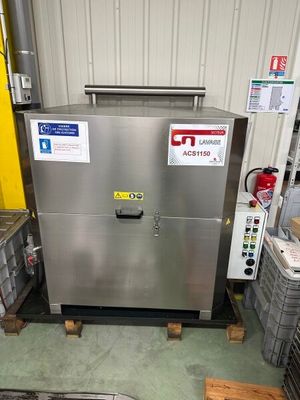 une machine qui se trouve à l'intérieur d'un bâtiment