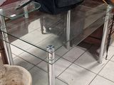 une table en verre sur laquelle sont posés tout un tas d'objets