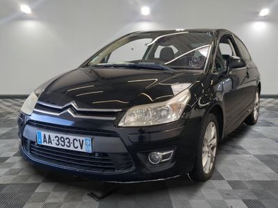une photo d'une voiture Citroën noire garée dans un showroom