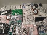beaucoup de vêtements rangés ensemble dans une boîte