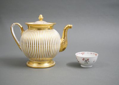 PARIS Théière en porcelaine blanche rehaussée à l'or, la pan…