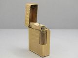 un briquet en or posé sur une table