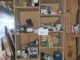 une étagère sur laquelle sont posés de nombreux appareils électriques de toutes sortes