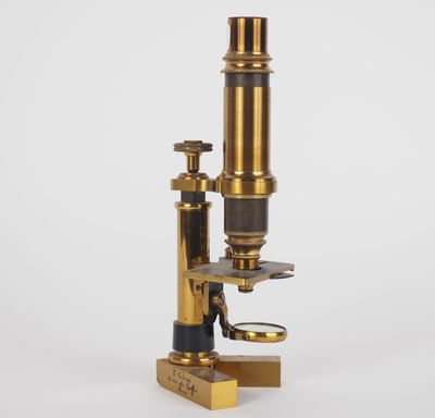 Marie Constant VERICK. Microscope en laiton, signé "C. Véric…