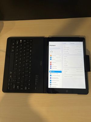 une tablette et un ordinateur portable posés côte à côte sur un bureau
