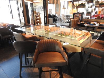 une table en verre sur laquelle est posé un gâteau, dans un restaurant