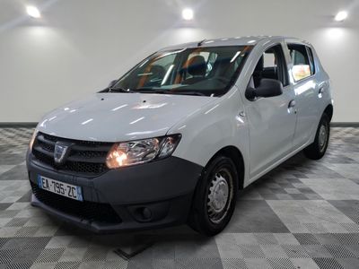 la photo d'une petite voiture blanche garée dans un garage