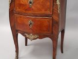 une image d'une petite commode avec un plateau en marbre