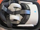 une valise contenant un casque audio et une télécommande