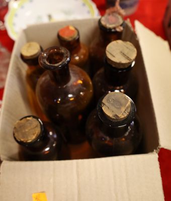 une caisse remplie de bouteilles de bière posée sur une table