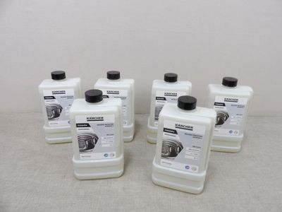 quatre bouteilles contenant un liquide blanc posées sur une table
