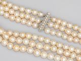 collier de perles à trois rangs avec fermoir en diamant