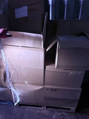 une pile de cartons posée sur une palette dans une pièce