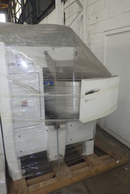 une pile de cartons et un réfrigérateur dans un entrepôt