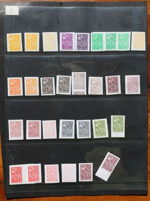 une photo montrant une collection de timbres posée sur une table en bois