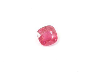 gros plan d'une pierre rose sur une surface blanche