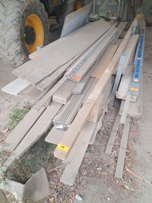 un tas de bois posé sur le sol