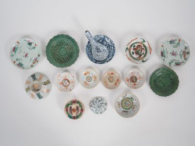 Chine, XIXe siècle, Ensemble comprenant 15 porcelaines, dont…