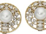 une image d'une paire de boucles d'oreilles en perles et diamants