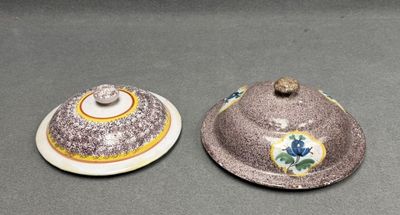 Deux couvercles de soupières en faïence Auxerroise.