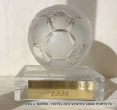 une boule de cristal posée sur une table