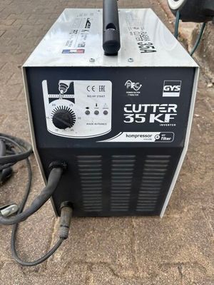a machine that is sitting outside on the ground