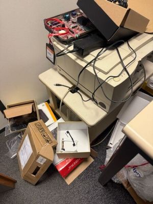 une pile de cartons et un ordinateur portable posés sur un bureau