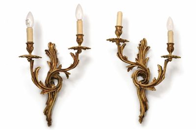 une paire d'appliques murales anciennes en laiton sur fond blanc