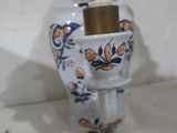 un vase blanc orné d'un motif bleu et orange