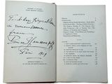 un livre ouvert dont la page de couverture et la quatrième de couverture comportent chacune une page manuscrite
