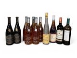 plusieurs bouteilles de vin sont alignées sur une surface blanche