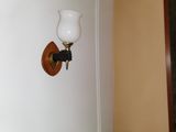 une lampe accrochée au mur de la pièce
