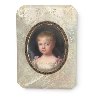 portrait d'une jeune fille en robe blanche, dans un cadre doré