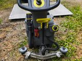 gros plan d'une machine posée dans l'herbe