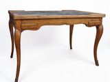 un vieux bureau en bois avec un plateau en marbre, sur fond blanc