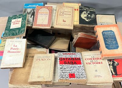beaucoup de vieux livres posés ensemble sur une table