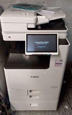 une imprimante posée sur un bureau