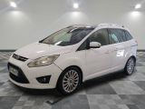 le ford c - max blanc est garé sur un sol en damier