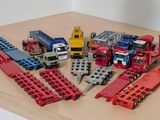 de nombreux camions miniatures posés sur une table