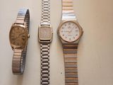 trois montres sont posées les unes à côté des autres sur une table