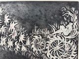 dessin représentant une femme dans un jardin, en noir et blanc