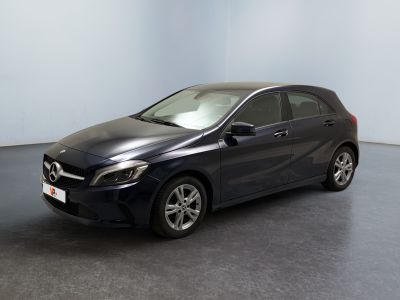 La Mercedes Classe B est garée dans une pièce au sol noir.