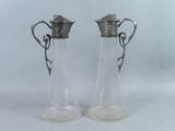 deux vases en verre placés l'un à côté de l'autre