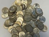 une pile de pièces d'argent sur une table