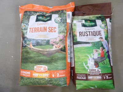 deux sacs de semences Fertirin posés sur une table